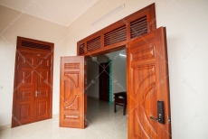 Mách bạn cách làm đẹp cửa thép vân gỗ
